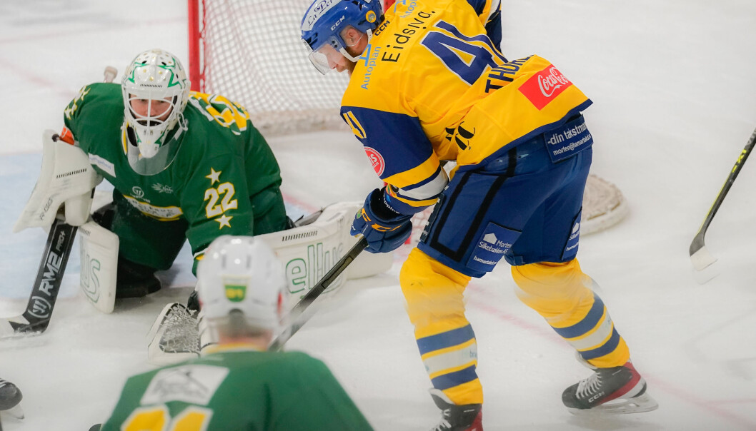 Storhamars Patrick Thoresen i aksjon foran målvakt Mitch Gillam under ishockeykampen mellom Manglerud Star og Storhamar. Storhamars Patrick Thoresen i aksjon foran målvakt Mitch Gillam under ishockeykampen mellom Manglerud Star og Storhamar.