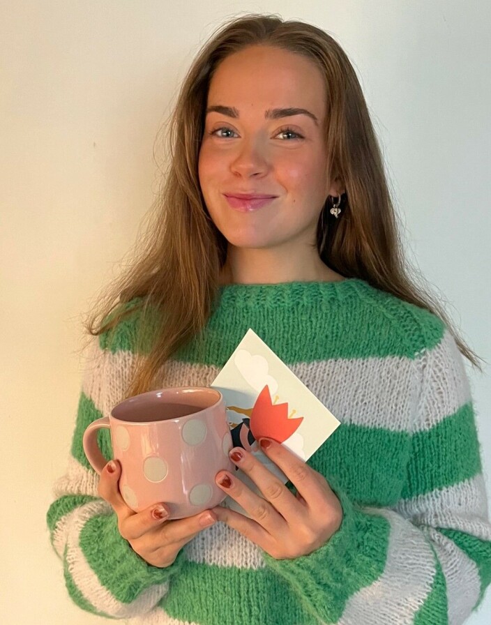 En rørt Julie Sætre Lystad med gave og kort fra en barnehage-forelder som var svært fornøyd med henne. En rørt Julie Sætre Lystad med gave og kort fra en barnehage-forelder som var svært fornøyd med henne.