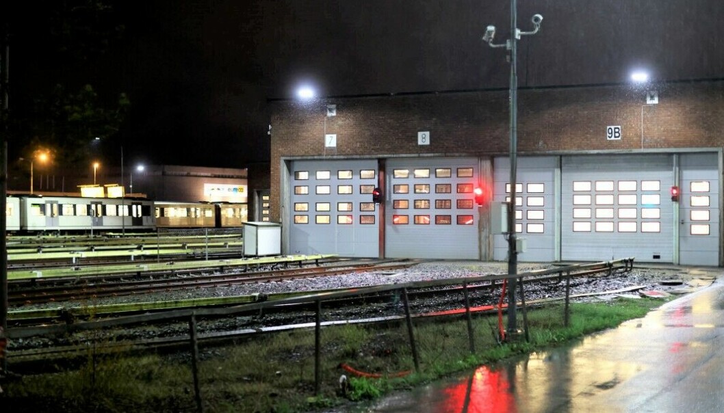 Ved 04-tiden natt til lørdag 22. oktober ser en vekter via kameraovervåkning at T-banevogner tagges på Sporveiens anlegg i Vårveien på Ryen.