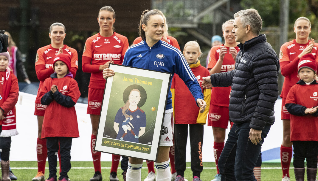 Janni Thomsen; Vålerenga, ble kåret til årets beste spiller i toppseriekamper. Her stående foran flere Brann-spillere, som vant Toppserien. Janni Thomsen; Vålerenga, ble kåret til årets beste spiller i toppseriekamper. Her stående foran flere Brann-spillere, som vant Toppserien.