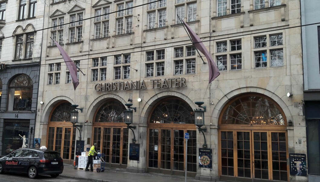 Christiania teater i Stortingsgata (vis-a-vis Spikersuppa) er stedet for å levere de innkjøpte gavene. Tidspunktet for levering er lørdag 26 november fra klokken 11 til 13.