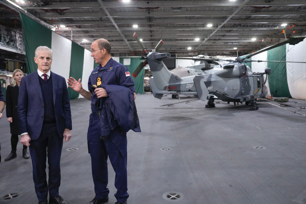 Statsminister Jonas Gahr Støre (t.v.) og kommandør Angus Essenhigh under besøket på det britiske hangarskipet HMS Queen Elizabeth. Statsminister Jonas Gahr Støre (t.v.) og kommandør Angus Essenhigh under besøket på det britiske hangarskipet HMS Queen Elizabeth.