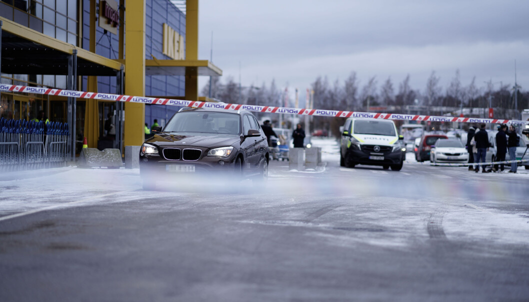 Personen kjørte til Ikea etter å ha blitt skutt ved kirken 1,7 kilometer unna, ifølge politiet. Personen kjørte til Ikea etter å ha blitt skutt ved kirken 1,7 kilometer unna, ifølge politiet.