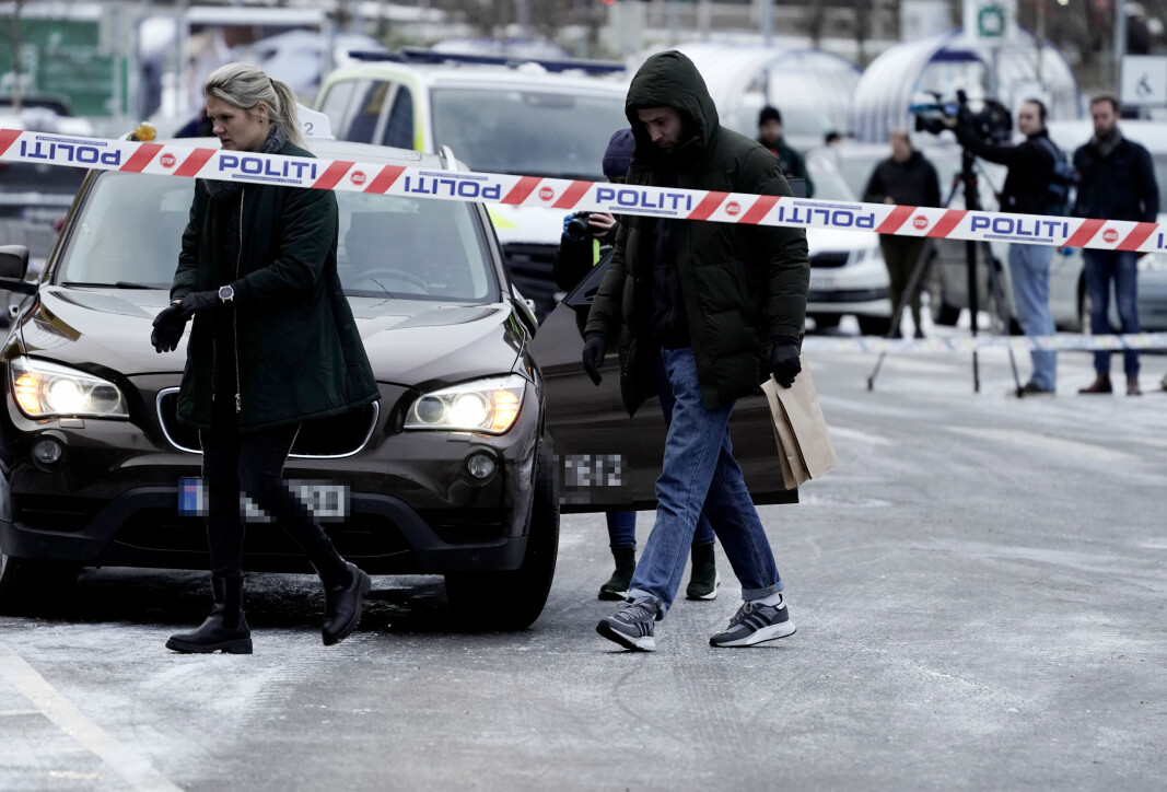 Politiet jobber på stedet der en person er funnet skutt i en bil på parkeringsplassen ved Ikea på Furuset torsdag ettermiddag.