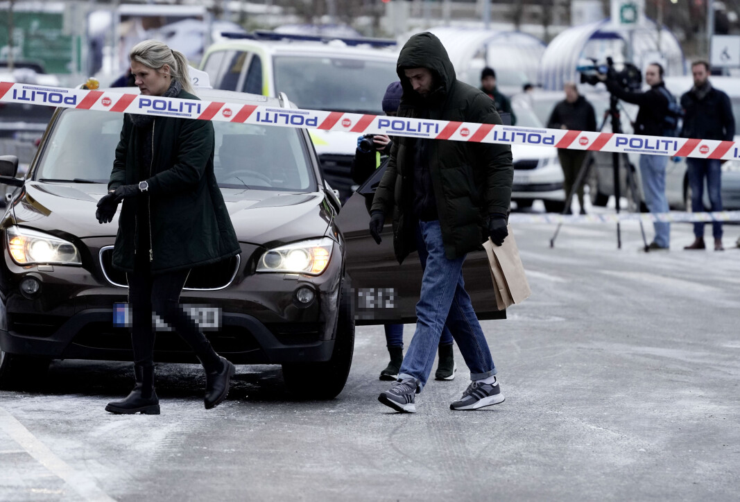 Politiet jobber på stedet der en person er funnet skutt i en bil på parkeringsplassen ved Ikea på Furuset torsdag ettermiddag. Politiet jobber på stedet der en person er funnet skutt i en bil på parkeringsplassen ved Ikea på Furuset torsdag ettermiddag.
