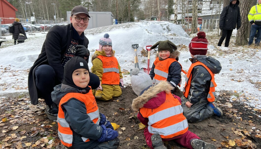 Herman Søndenaa og barn fra Rudshøgda Kanvas-naturbarnehage tar første spadetak.