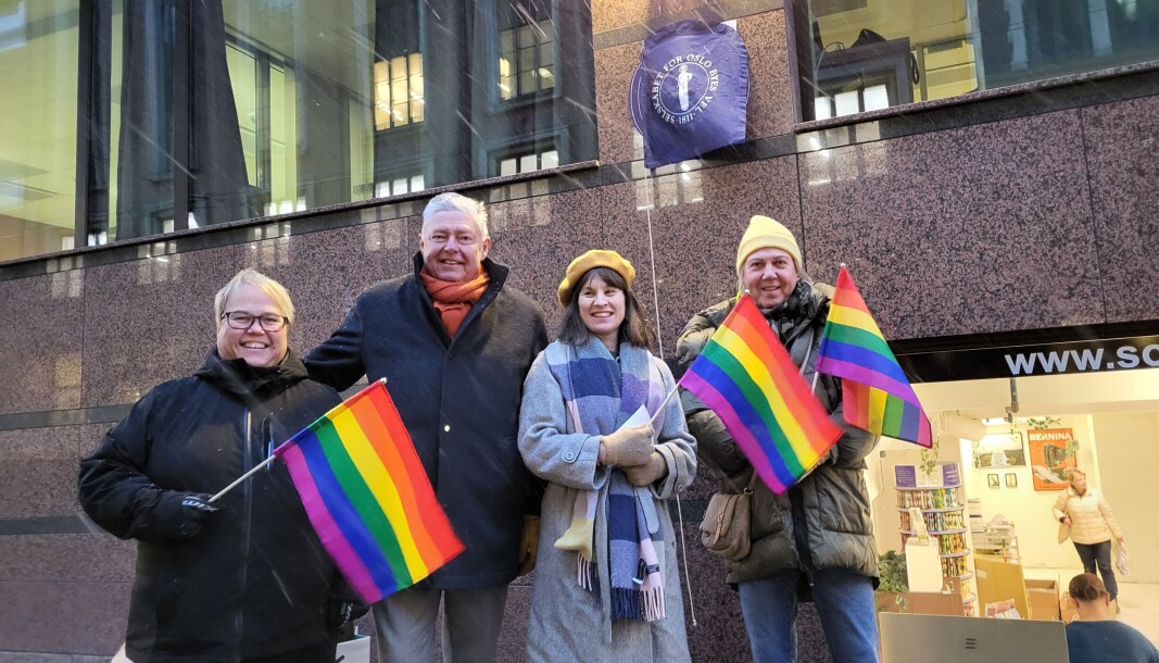 Fra venstre: Marit Bjerke, Ole Rikard Høisæther, Rina Mariann Hansen og Jan Elisabeth Lindvik sørget for å avduke det blå skiltet på fordums Metropol. Fra venstre: Marit Bjerke, Ole Rikard Høisæther, Rina Mariann Hansen og Jan Elisabeth Lindvik sørget for å avduke det blå skiltet på fordums Metropol.
