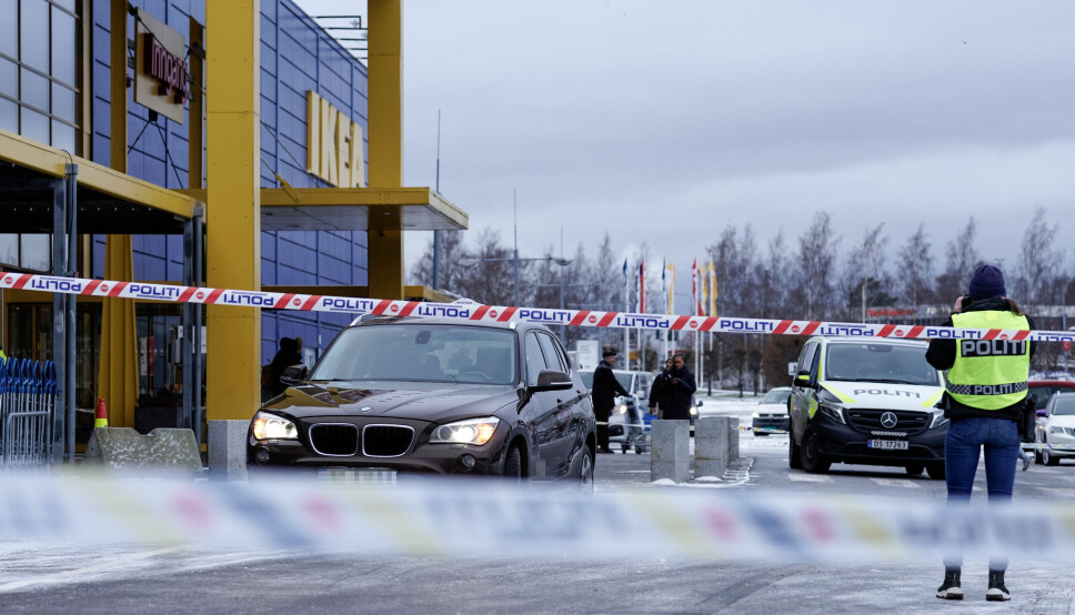 Politiet jobber på stedet der en person er funnet skutt i en bil på parkeringsplassen ved IKEA på Furuset i Oslo tirsdag ettermiddag.