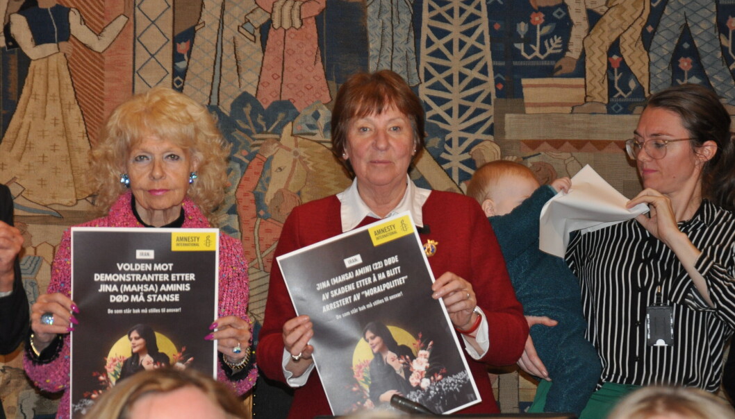 Samlet i støtte til iranske kvinner og demonstranter: Fra v. Elin Horn Galtung (H), ordfører Marianne Borgen (SV) og Sigrid Z. Heiberg (MDG). Samlet i støtte til iranske kvinner og demonstranter: Fra v. Elin Horn Galtung (H), ordfører Marianne Borgen (SV) og Sigrid Z. Heiberg (MDG).