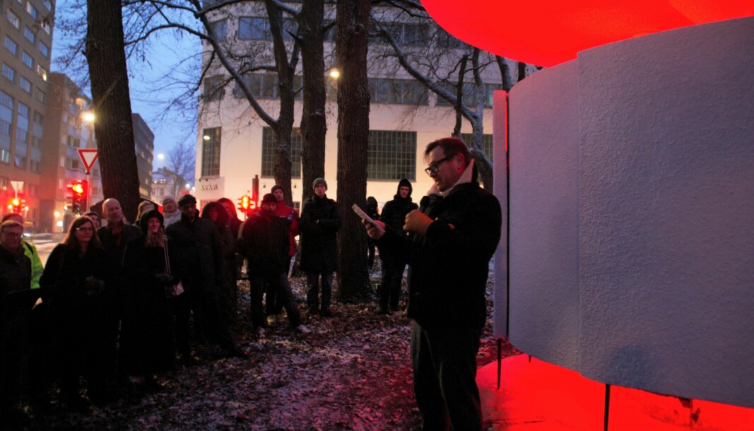 Kurator og prosjektleder Ole Slyngstadli ønsker tilskuere velkommen til åpningen av Kjærlighetskarusellens nyeste installasjon.