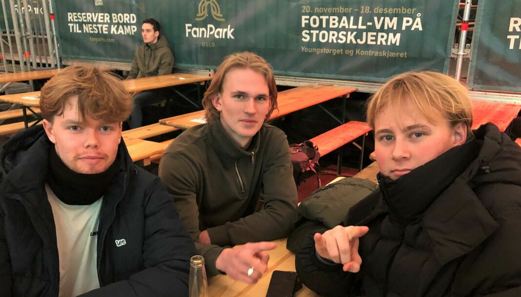 Emil, Daniel og Fredrik, alle 18 år, var tre av få som hadde tatt turen til fotballteltet på Youngstorget i går ettermiddag.