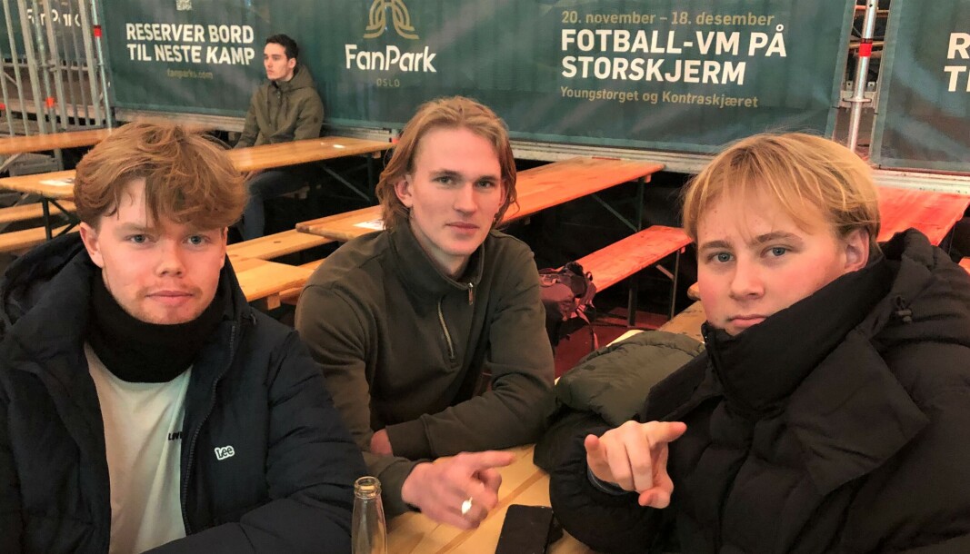 Emil, Daniel og Fredrik, alle 18 år, var tre av få som hadde tatt turen til fotballteltet på Youngstorget i går ettermiddag. Emil, Daniel og Fredrik, alle 18 år, var tre av få som hadde tatt turen til fotballteltet på Youngstorget i går ettermiddag.