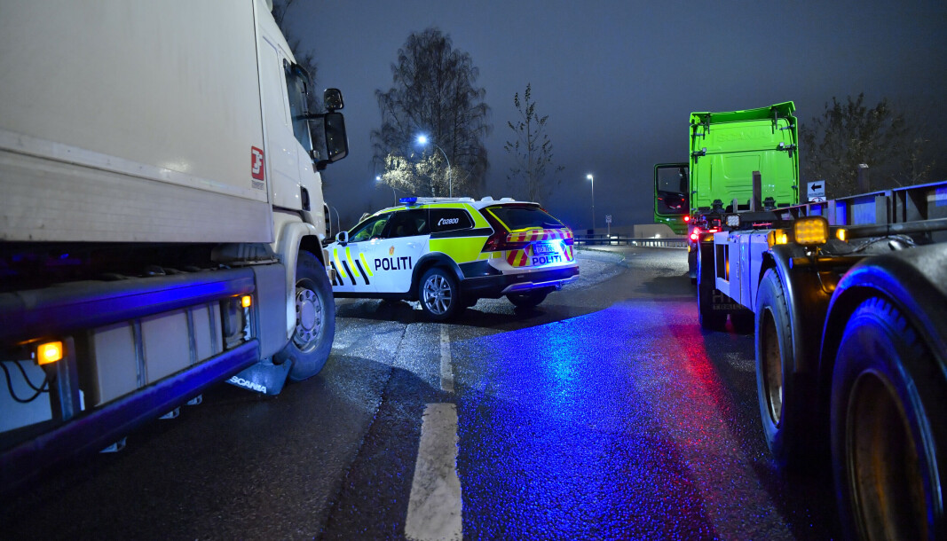 En lastebil med gassflasker, blant annet acetylen har veltet på Alfaset. Det er fare for at den kan rase videre ned på toglinjene. Foreløpig uklart om det er lekkasje fra noen av flaskene. Det er satt sikkerhetsavstand på 300 meter ved ulykkesstedet. En lastebil med gassflasker, blant annet acetylen har veltet på Alfaset. Det er fare for at den kan rase videre ned på toglinjene. Foreløpig uklart om det er lekkasje fra noen av flaskene. Det er satt sikkerhetsavstand på 300 meter ved ulykkesstedet.