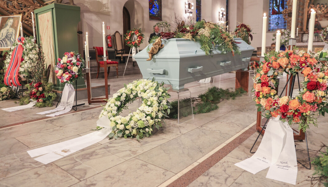 Blomster og dekorasjoner ved båren til Toralv Maurstad før bisettelsen i Oslo domkirke. Blomster og dekorasjoner ved båren til Toralv Maurstad før bisettelsen i Oslo domkirke.
