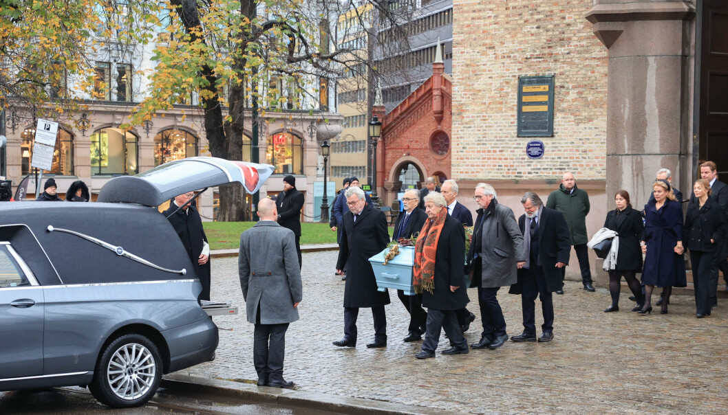 Båren til Toralv Maurstad bæres ut av kirken etter bisettelsen i Oslo domkirke.