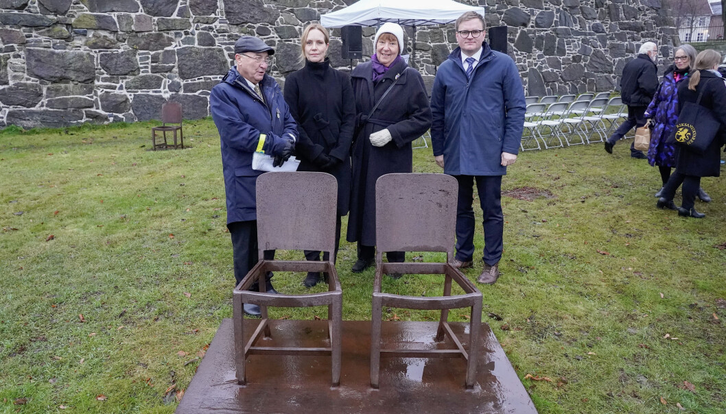 F.v. forstander Ervin Kohn i Det mosaiske trossamfunn, riksantikvar Hanna Geiran, ordfører Marianne Borgen og statssekretær Alexander Øren Heen fra Klima- og miljødepartementet. Ved Riksantikvarens fredningsmarkering av minnesmerket «Et sted for erindring» på Akerhuskaia. F.v. forstander Ervin Kohn i Det mosaiske trossamfunn, riksantikvar Hanna Geiran, ordfører Marianne Borgen og statssekretær Alexander Øren Heen fra Klima- og miljødepartementet. Ved Riksantikvarens fredningsmarkering av minnesmerket «Et sted for erindring» på Akerhuskaia.