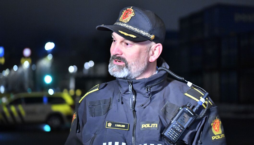 Innsatsleder i politiet Svein Bjelland snakker med pressen. En lastebil med gassflasker, blant annet acetylen har veltet på Alfaset. Det er fare for at den kan rase videre ned på toglinjene. Foreløpig uklart om det er lekkasje fra noen av flaskene. Det er satt sikkerhetsavstand på 300 meter ved ulykkesstedet.Foto: Rodrigo Freitas / NTB Innsatsleder i politiet Svein Bjelland snakker med pressen. En lastebil med gassflasker, blant annet acetylen har veltet på Alfaset. Det er fare for at den kan rase videre ned på toglinjene. Foreløpig uklart om det er lekkasje fra noen av flaskene. Det er satt sikkerhetsavstand på 300 meter ved ulykkesstedet.Foto: Rodrigo Freitas / NTB
