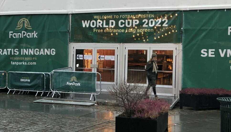 I teltet på Youngstorget vises alle fotballkampene under fotball-VM på storskjermer.