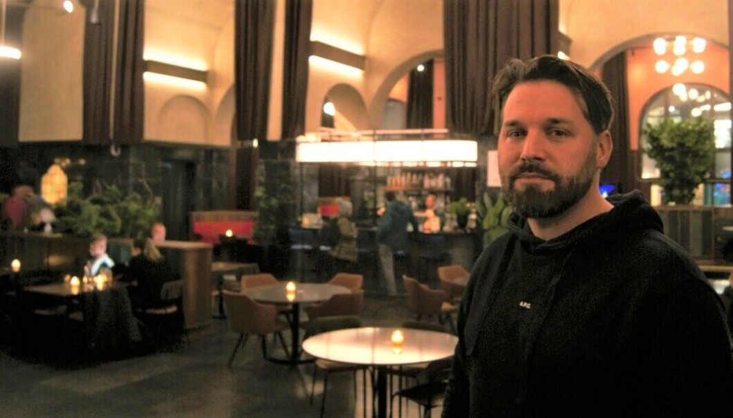 — Det er jo virkelig et av de flotteste byggene i hele Oslo, sier Alexander Breivik. Han er en av dem som står bak konseptet Posthallen Drinkhub: Ti barer i ett lokale. — Det er jo virkelig et av de flotteste byggene i hele Oslo, sier Alexander Breivik. Han er en av dem som står bak konseptet Posthallen Drinkhub: Ti barer i ett lokale.