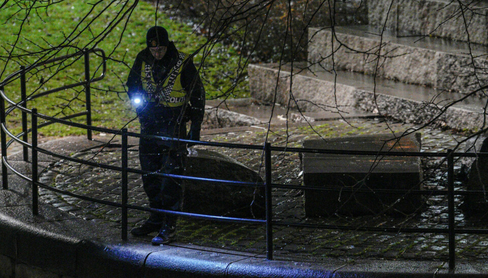 Politi i arbeid ved Akerselva på Vaterland i bydel Gamle Oslo, nær Grønland stasjon. Politiet tror ikke det var en tilfeldig skyting da en person ble skutt og drept på Grønland tidlig søndag morgen. Foto: Javad Parsa / NTB