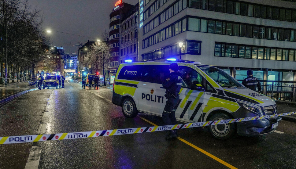 Politi ved stedet der en person ble skutt og drept på Grønland i Oslo tidlig søndag morgen. Nå er en person pågrepet og siktet for medvirkning. Foto: Javad Parsa / NTB