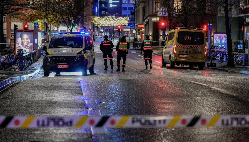Politiet ved åstedet nær Grønland T-banestasjon der en mann i 20-årene ble skutt og drept natt til søndag.