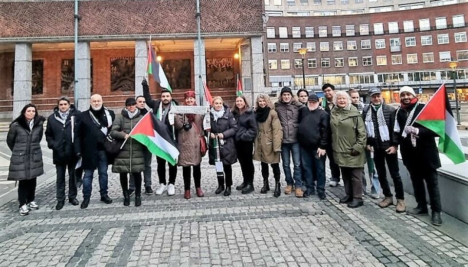 En rekke palestinske støttespillere var med å henge opp flagget i morges.