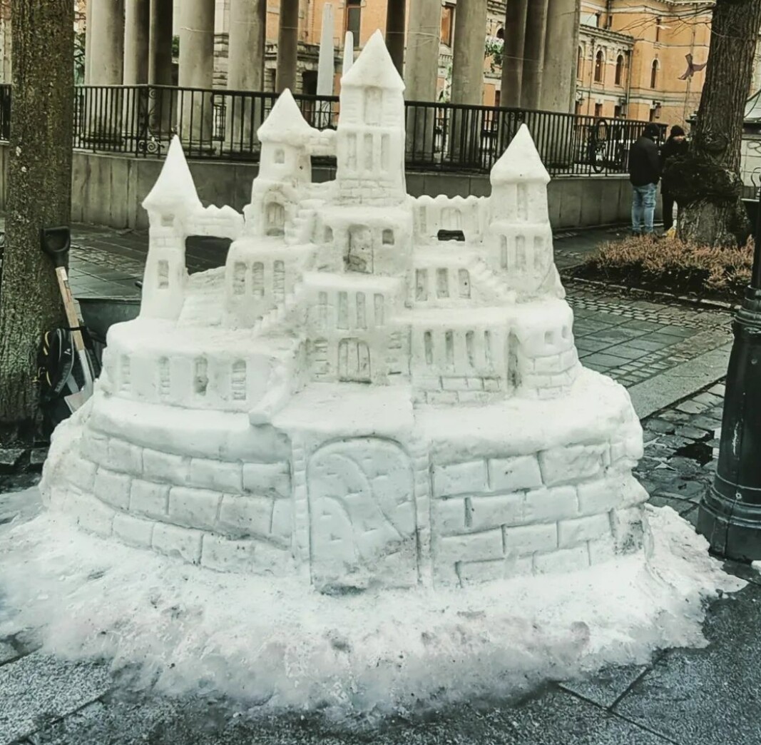 Slik så snøslottet ved Nationalthetret ut onsdag. Nå lurer både VårtOslo og Bjørgulv Vinje Borgundvaag på hvem kunstneren er. Slik så snøslottet ved Nationalthetret ut onsdag. Nå lurer både VårtOslo og Bjørgulv Vinje Borgundvaag på hvem kunstneren er.