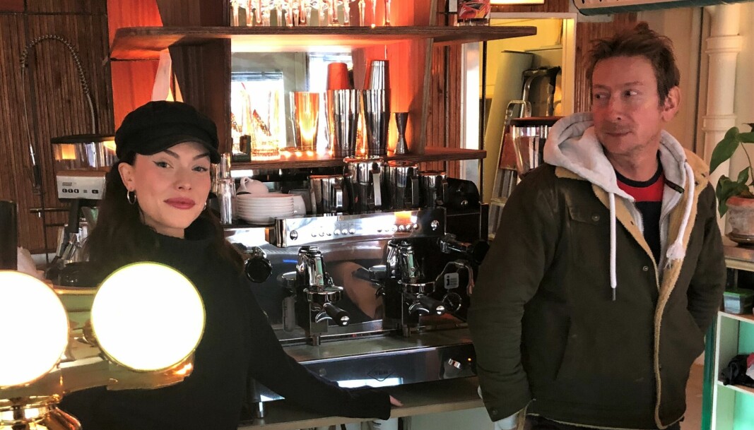 Daglig leder Sarah Saenger og Erik Bruun bak baren i de ombygde lokalene som kombinerer italiensk- og amerikanskinspirerte uttrykk.