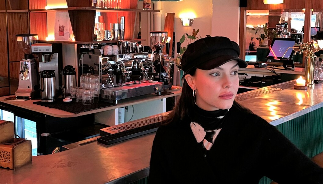 Daglig leder Sarah Saenger mener det nye serveringsstedet blir et mer ekte sted enn uorginale og pregløse lokaler til kaffekjedene. Daglig leder Sarah Saenger mener det nye serveringsstedet blir et mer ekte sted enn uorginale og pregløse lokaler til kaffekjedene.