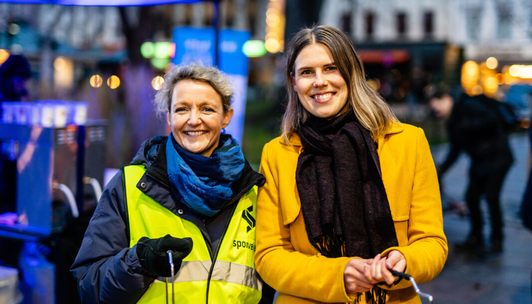 Trikkesjef Birte Sjule og byråd Sirin Hellvin Stav møter de trikkereisende på Grünerløkka. Trikkesjef Birte Sjule og byråd Sirin Hellvin Stav møter de trikkereisende på Grünerløkka.