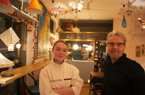 Far og datter bak Gamlebyens Arv Kaffe & Retro vil bevise at man ikke er nødt til å dra til sentrum for god mat og drikke