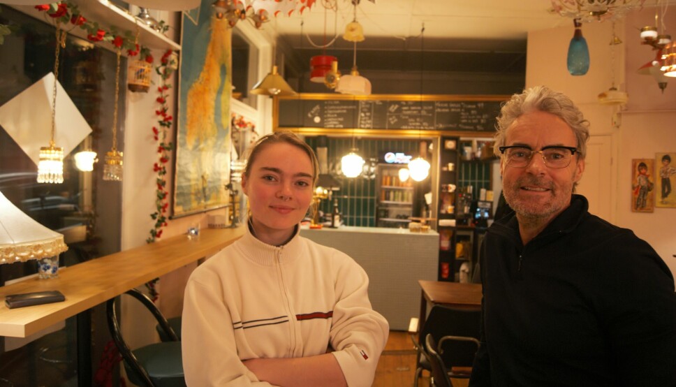 Datter Nora Workinn og far Frode Mortensen driver Arv Kaffe & Retro, en butikk og kafe som nå også har fått seg skjenkebevilling. De håper nå at gjestene kan komme til de små bedriftene i nabolaget.