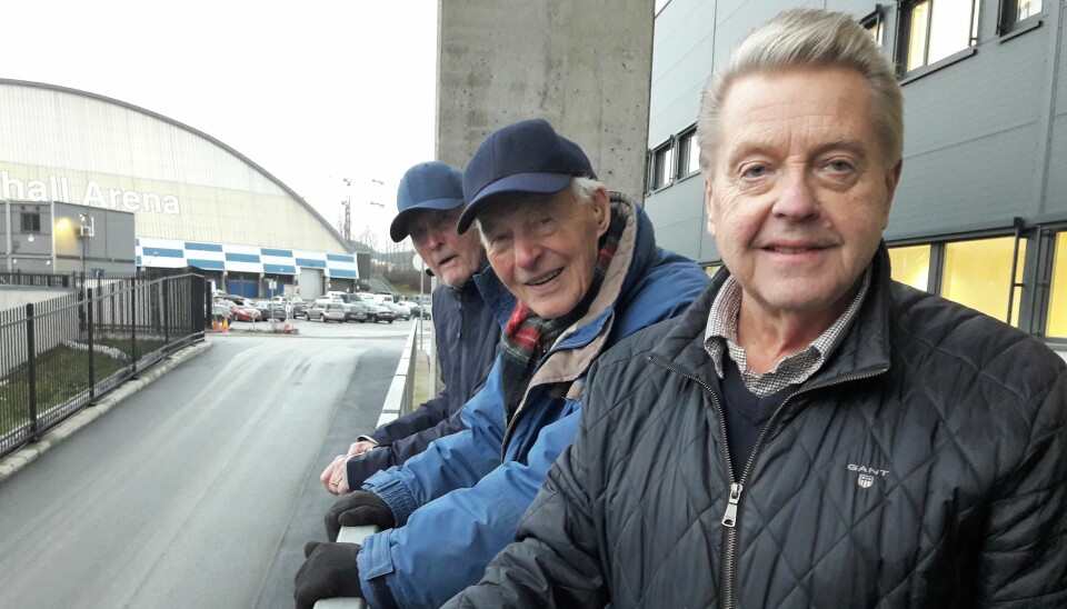 Knut Johannesen (89) mellom trener Tor Berg (92) og tidligere idrettspresident Børre Rognlien (77) (til høyre)
