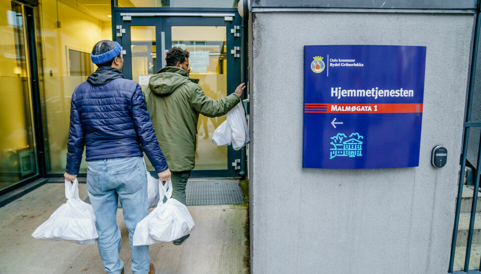 Kadir Kahar og Luis Santiago fra Frelsesarmeen leverer matposer til Hjemmetjenesten på Grünerløkka.