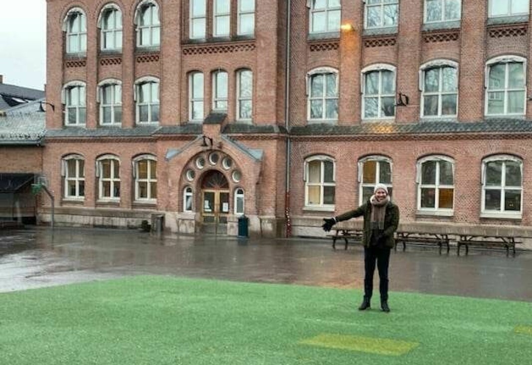 Medlem av driftsstyret ved Bolteløkka skole, Vegard Rødseth Tokheim (H), viser den tomme plassen der det sto et lekeapparat.