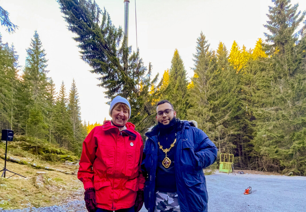 Lord Mayor of Westminster, Hamza Taouzzale sammen med ordfører Marianne Borgen (SV) under fellingen av juletreet som er sendt til London. Lord Mayor of Westminster, Hamza Taouzzale sammen med ordfører Marianne Borgen (SV) under fellingen av juletreet som er sendt til London.