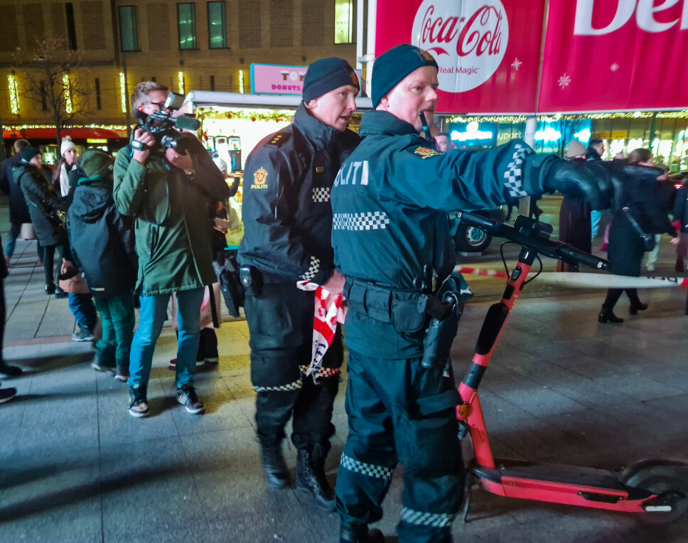 Politiet setter opp sperringer etter knivstikking ved Oslo S lørdag kveld.