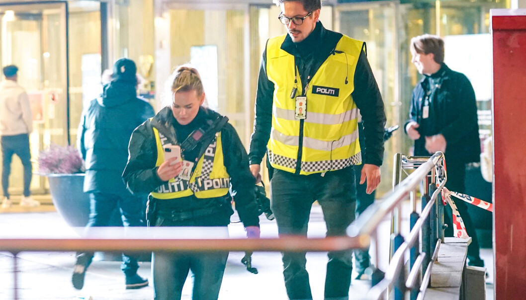Knivstikkingen har trolig skjedd inne i en T-banevogn, opplyser politiet lørdag kveld. Knivstikkingen har trolig skjedd inne i en T-banevogn, opplyser politiet lørdag kveld.