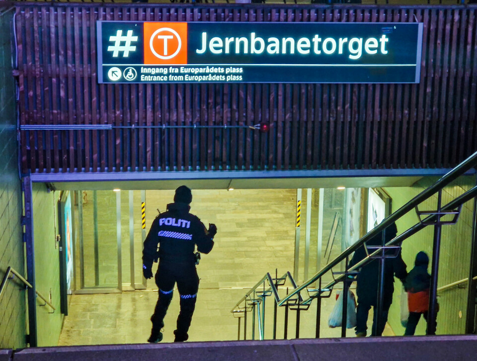 Politiet fikk først melding om knivstikking ved Oslo S. Men tror nå at det kan ha skjedd inne i en T-banevogn.