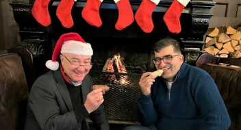 Jøden Ervin og muslimen Shoaib spiser marsipangris igjen. - Det er den 10. jula vi har jødisk-muslimsk marsipangrisgilde!