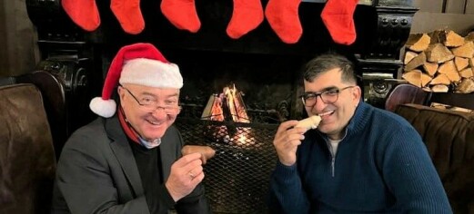 Jøden Ervin og muslimen Shoaib spiser marsipangris igjen. - Det er den 10. jula vi har jødisk-muslimsk marsipangrisgilde!