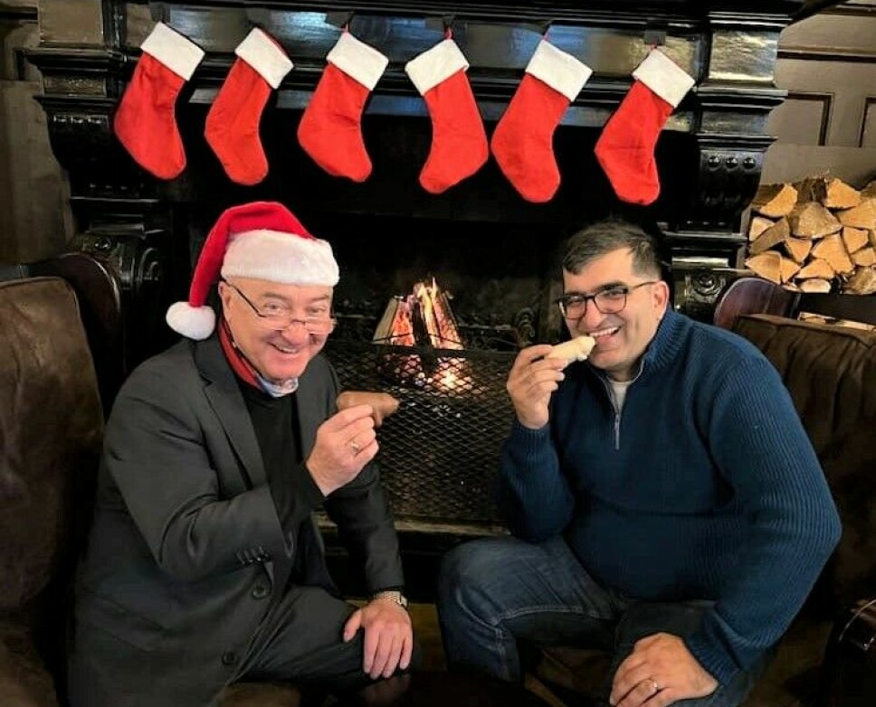 Jøden Ervin Kohn (til v.) og muslimen Shoaib Sultan får utallige oppfordringer før hver eneste jul om å posere mens de spiser gris - marsipangris.