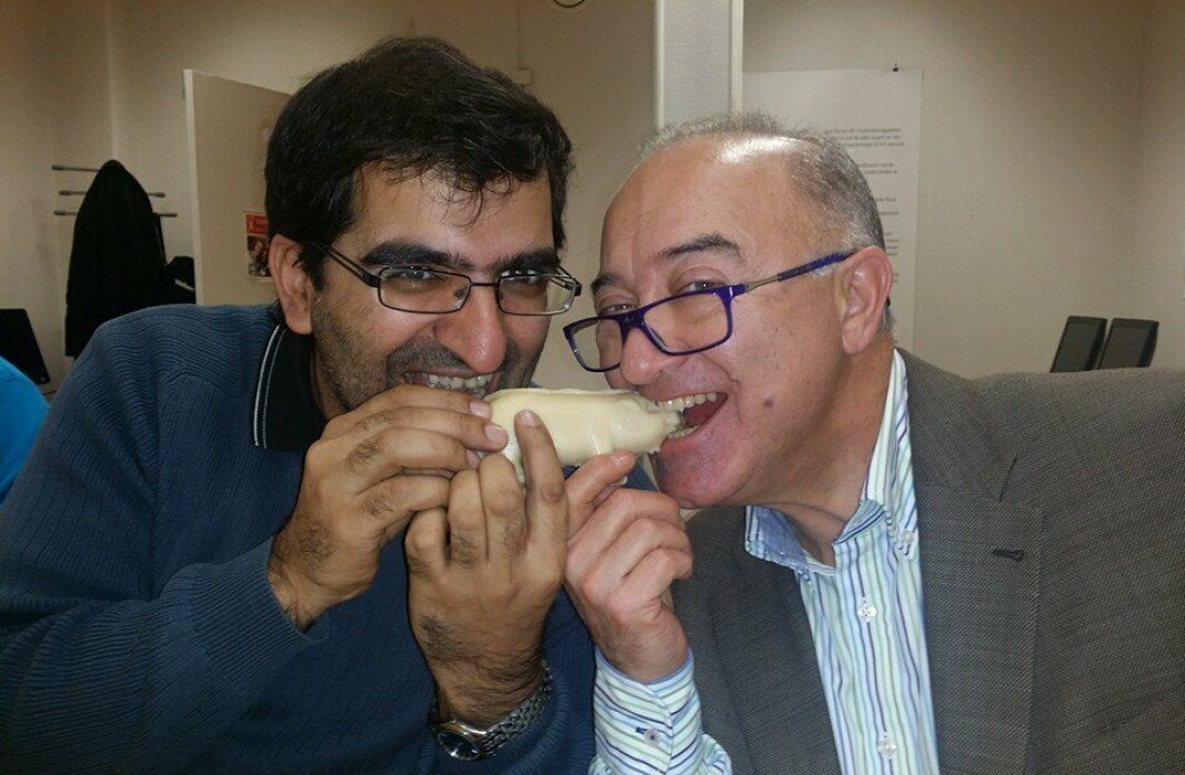 Her i 2014 deler Shoaib Sultan (til v.) og Ervin Kohn en marsipangris med kolleger ved Antirasistisk senter. Her i 2014 deler Shoaib Sultan (til v.) og Ervin Kohn en marsipangris med kolleger ved Antirasistisk senter.