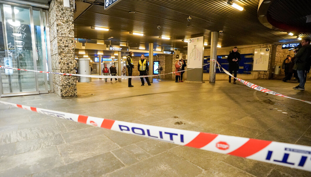 Politisperringer ved Jernbanetorget etter at en mann ble knivstukket lørdag kveld. Mannen er alvorlig, men ikke livstruende skadd, opplyser politiet. Politisperringer ved Jernbanetorget etter at en mann ble knivstukket lørdag kveld. Mannen er alvorlig, men ikke livstruende skadd, opplyser politiet.