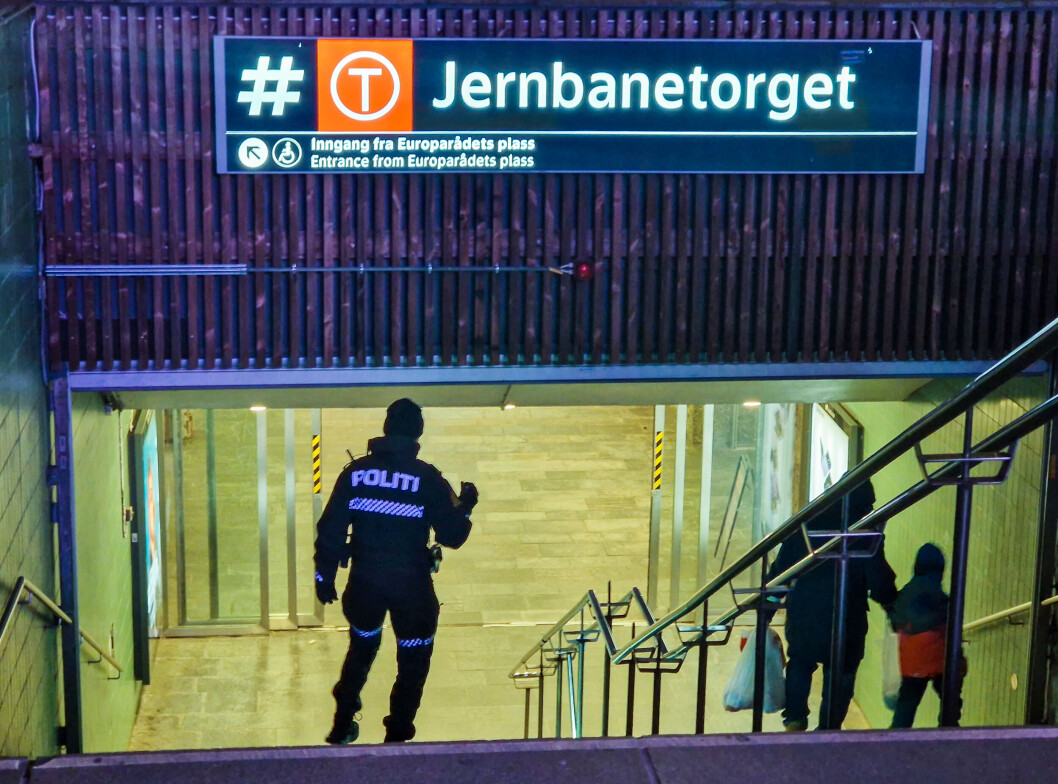 Politiet er foreløpig ikke helt sikre på om knivstikkingen skjedde i en T-banevogn eller på perrongen ved Jernbanetorget. Politiet er foreløpig ikke helt sikre på om knivstikkingen skjedde i en T-banevogn eller på perrongen ved Jernbanetorget.
