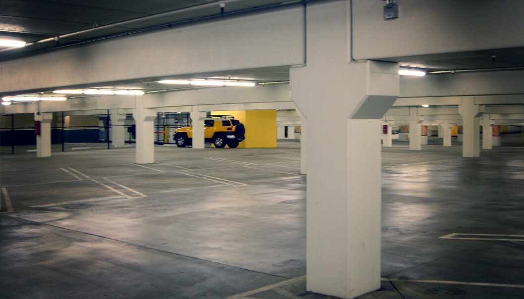 I p-huset på Teisen klemte bilisten seg fast. I p-huset på Teisen klemte bilisten seg fast.