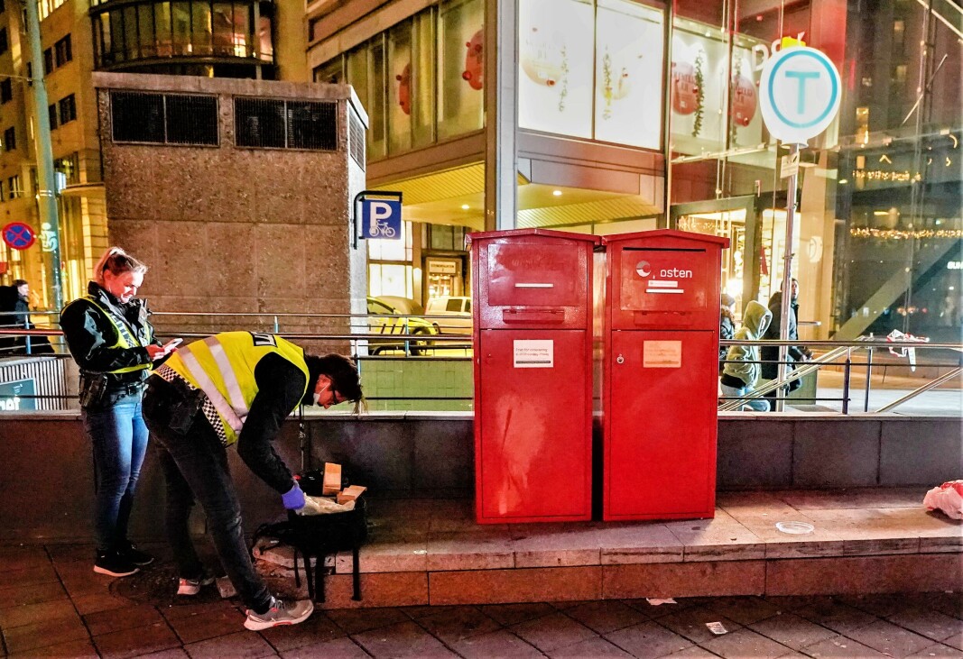 Politifolk jobbet også i området rundt en nedgang til Jernbanetorget T-banestasjon etter knivstikkingen lørdag kveld. Politifolk jobbet også i området rundt en nedgang til Jernbanetorget T-banestasjon etter knivstikkingen lørdag kveld.