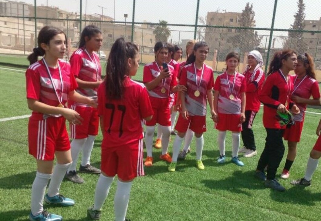 Unge fotballspillere feirer åpning av kunstgressbane i Raqqa. En lignende bane blir nå anlagt i Qamishlo med penger fra Oslo.