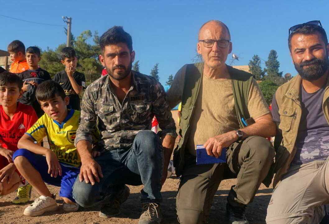 Erling Folkvord sammen med representanter for sports- og ungdomsetaten i Qamishlo i mai i år. På denne tomta blir en av fotballbanene Oslo støtter. Erling Folkvord sammen med representanter for sports- og ungdomsetaten i Qamishlo i mai i år. På denne tomta blir en av fotballbanene Oslo støtter.